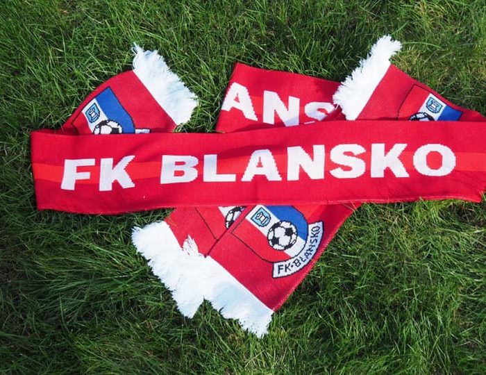 Když fanouškovská šála zahřeje i spojí celý stadion Vlastní klubová šála s názvem a znakem týmu pomáhá sjednotit fanoušky a vytváří originální doplněk pro stadion, turnaje i další klubové akce.